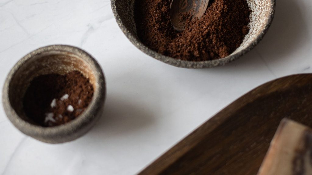 "Descubre 5 formas creativas de reutilizar tus residuos orgánicos en el día a día. Aprende cómo dar una segunda vida a restos de comida y materiales biodegradables para beneficiar tu hogar, jardín y el medio ambiente. ¡Conviértete en parte del cambio hacia un estilo de vida más sostenible!"


