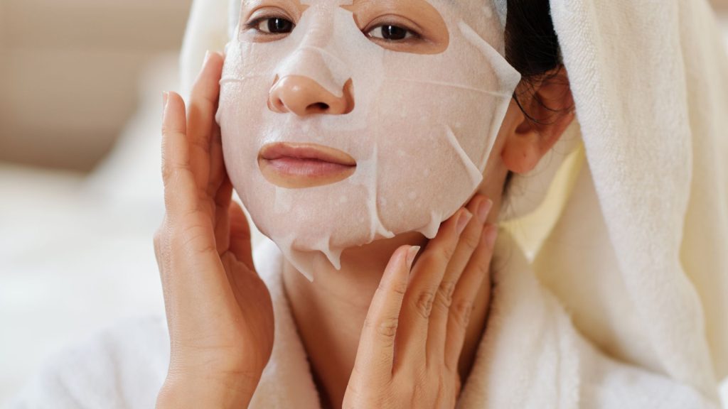 "Descubre las diferencias clave entre el sérum iluminador y la mascarilla iluminadora. ¿Cuál es la mejor opción para una piel radiante este otoño? Aprende sobre sus beneficios, cómo aplicarlos y cuándo usarlos. ¡Luce una piel más luminosa y saludable con el producto adecuado para ti!"