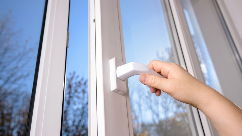 "Descubre las 5 razones clave para ventilar tu hogar en otoño y cómo este simple hábito mejora la calidad del aire, previene la humedad y cuida tu salud. ¡Aprovecha estos consejos para un hogar más saludable y acogedor!"